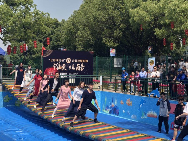 “民国美女”穿越而来 只为七彩网红桥增色 申搏Sunbet娱乐官网