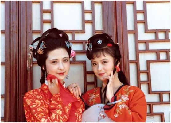 此外,随书赠送书封海报▲包封正面,展开为精选图片组成的照片记忆墙.