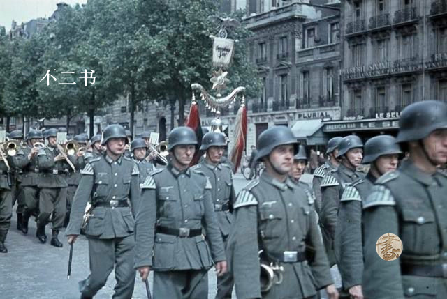 老照片:二战法国投降,德军在巴黎阅兵,这些色彩见证恶魔的模样