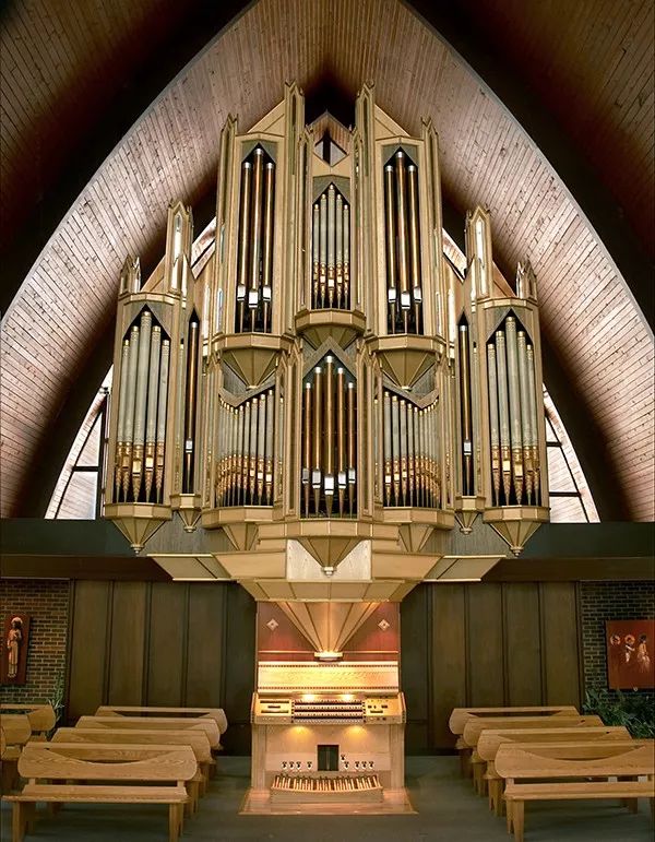 如果你去过欧洲的大教堂或者大型的音乐厅,一定见过 管风琴这种庞大