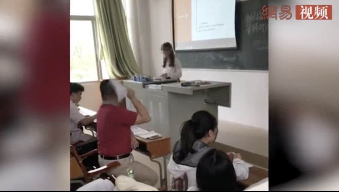 怒扔学生论文老师被约谈,评论却一片支持、网友却说:不怪他 澳门官方网站平台