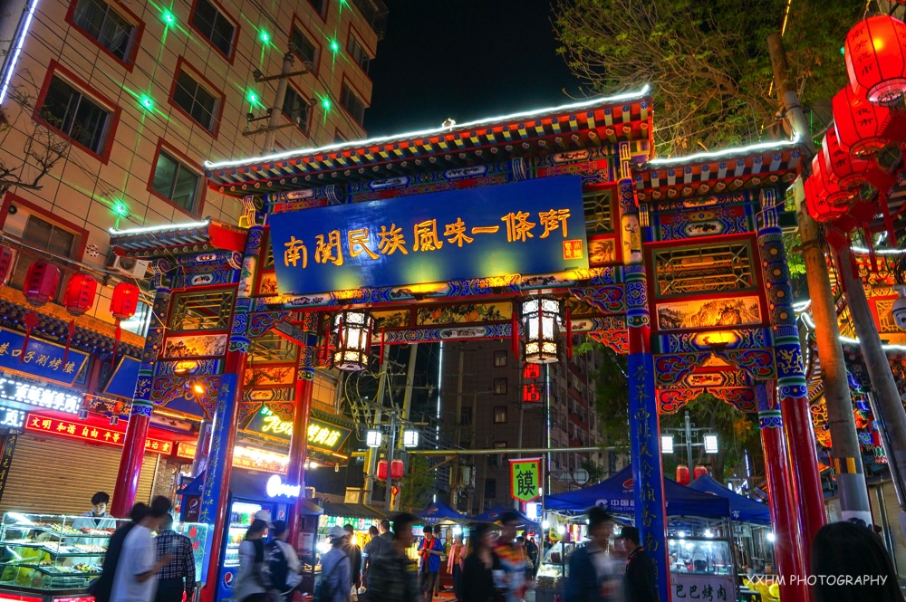 游客必打卡的兰州正宁路夜市 果真是网红聚集地