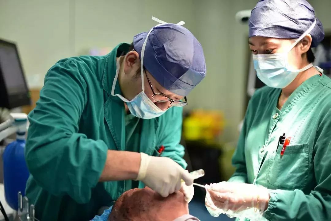                     金山这家医院有位“超级奶爸”，抱着2岁宝宝做手术...