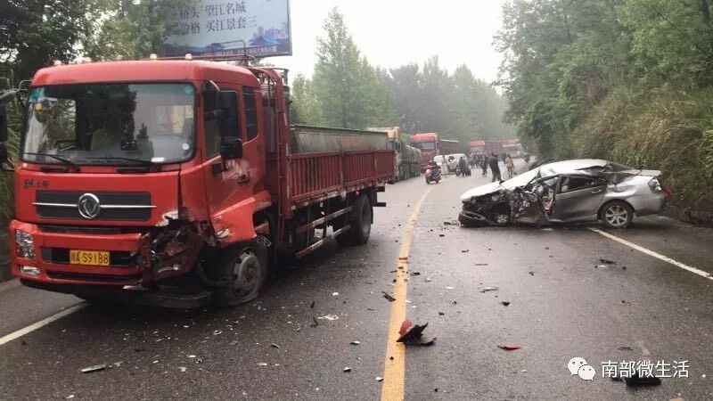 今天南充这里惨烈车祸,一人当场身亡