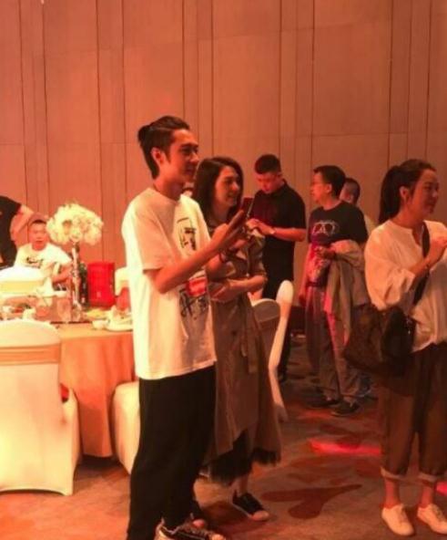 张丹峰事件后携妻现身,洪欣穿大衣裙小细腿吸睛,看着比老公年轻 澳门凯旋门官网