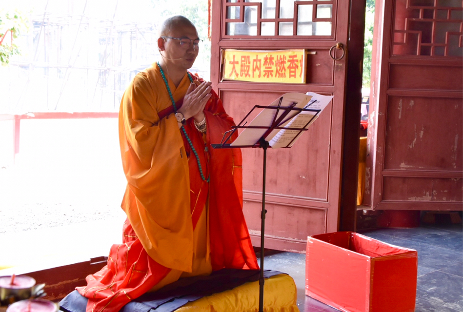 千年古刹雷峰寺，在佛诞日举行浴佛放生活动