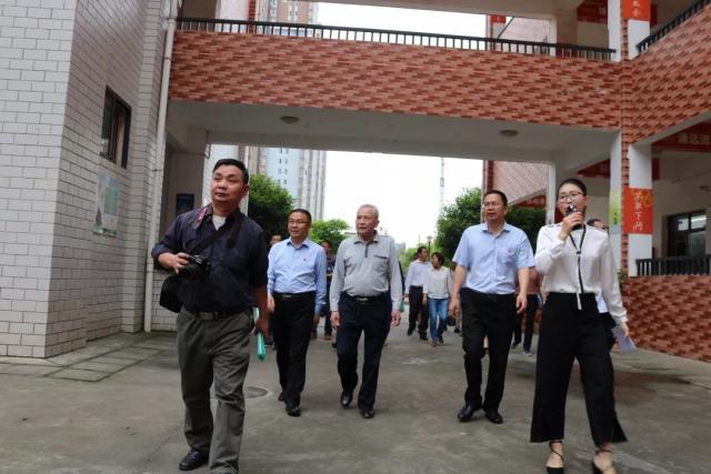 区领导带领各部门分管干部莅临南康区第四小学参观指导