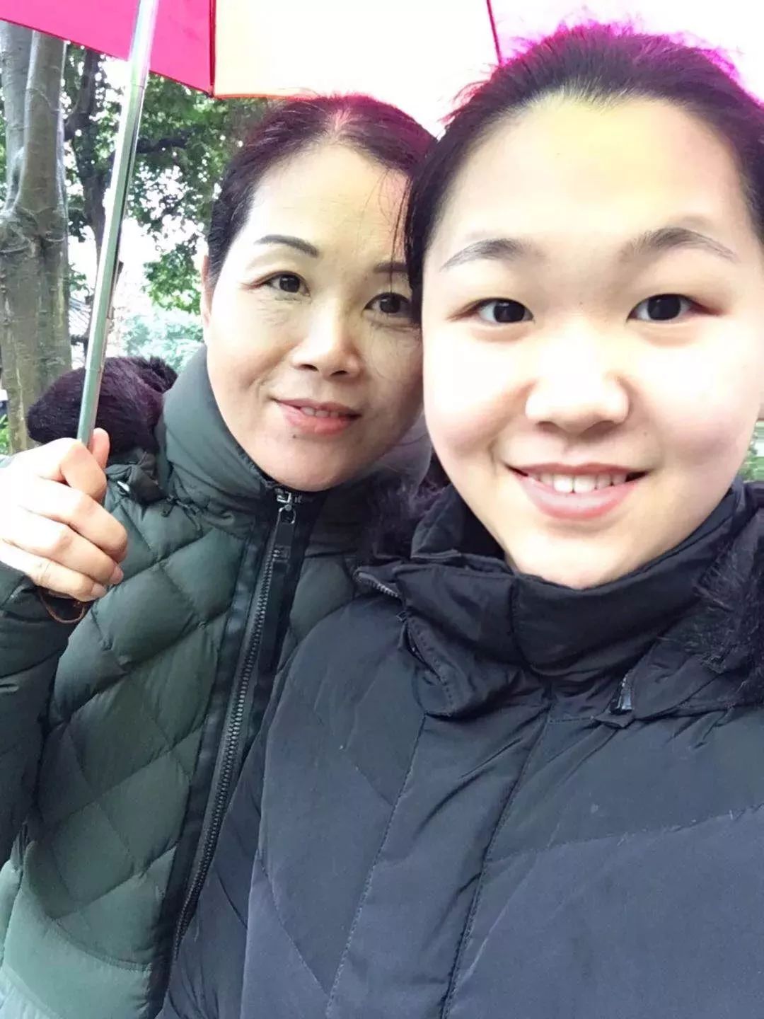 图为民警陈平与其女儿