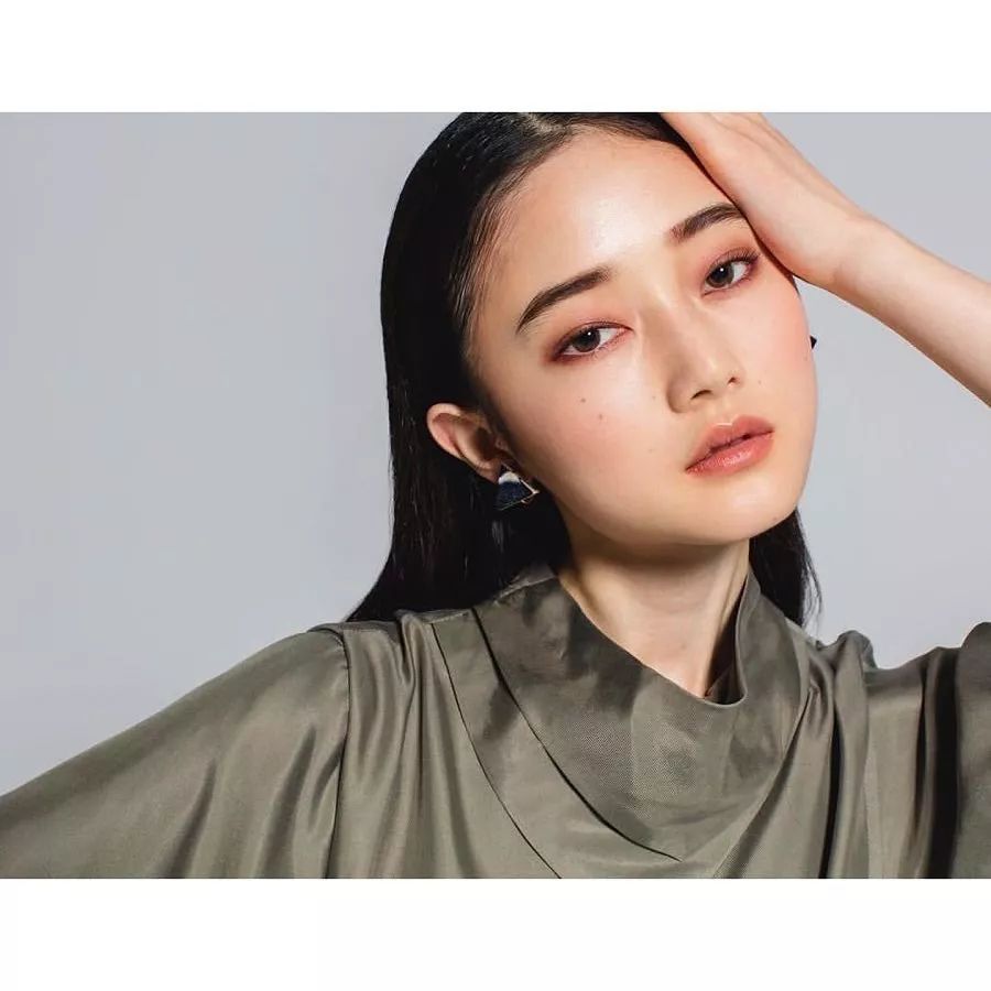 婴儿肥+大方脸,00后模特椎名美月正在悄悄改变