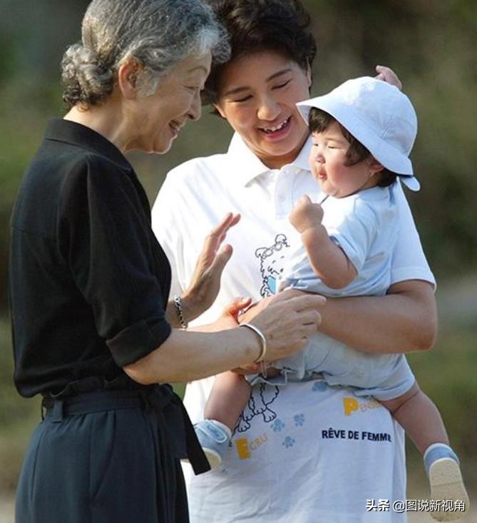 对比日本美智子和雅子妃生完孩子后的画面,从婆婆行为看两者不同