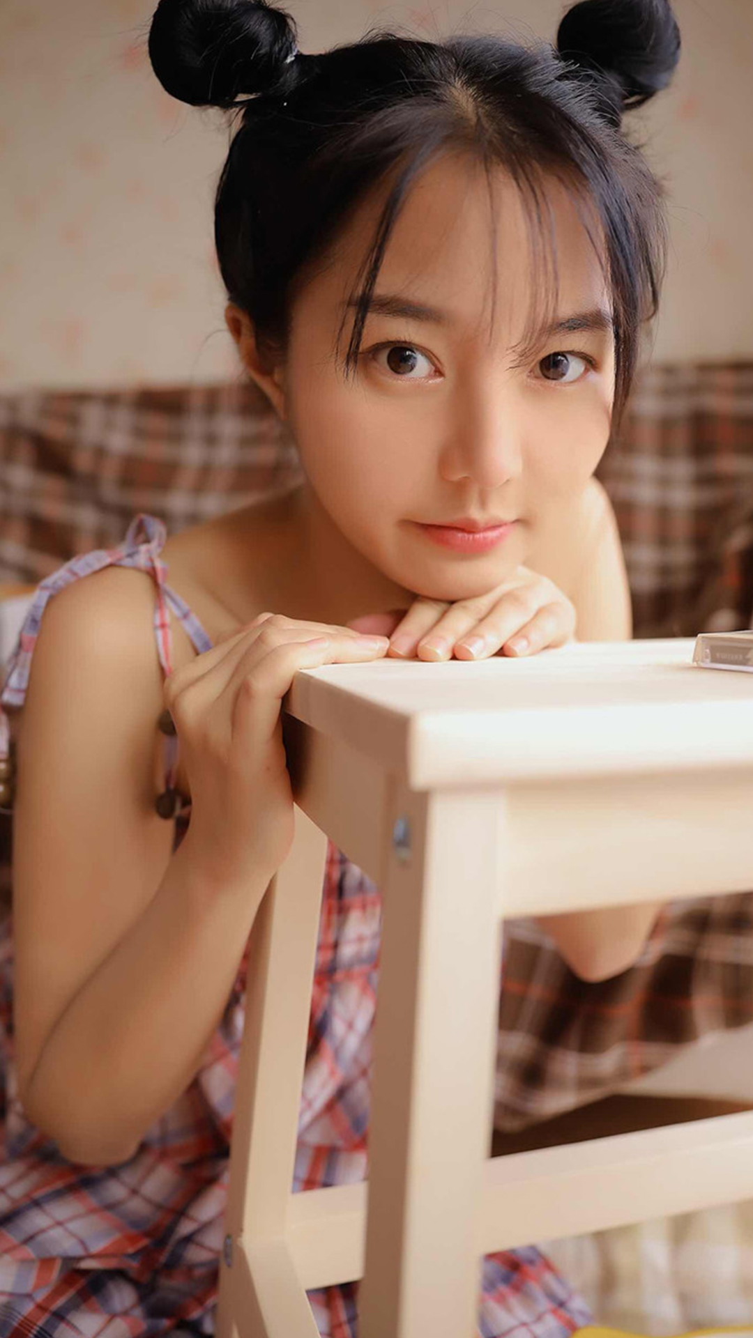 丸子头大眼可爱美女私房俏皮写真手机壁纸