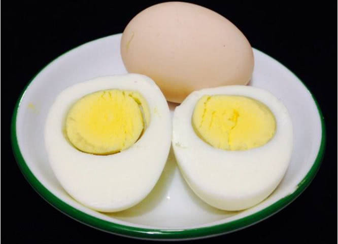水煮鸡蛋虽好吃,但要记住这3大禁忌,不然白吃不说,还影响身体健康!
