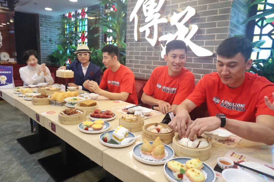 寻觅珍馐百味,龙狮型男团带你品尝地道美食