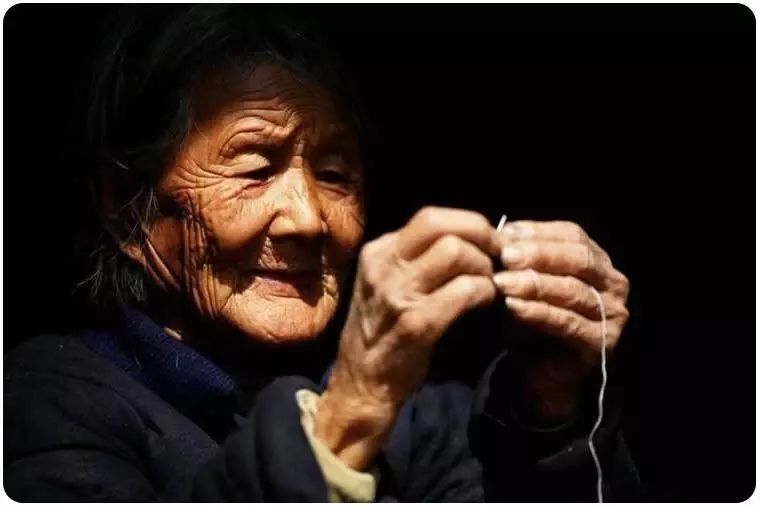 妈妈戴着老花镜, 为我缝补衣服, 一针一线,是妈妈指尖的爱; 最想说的