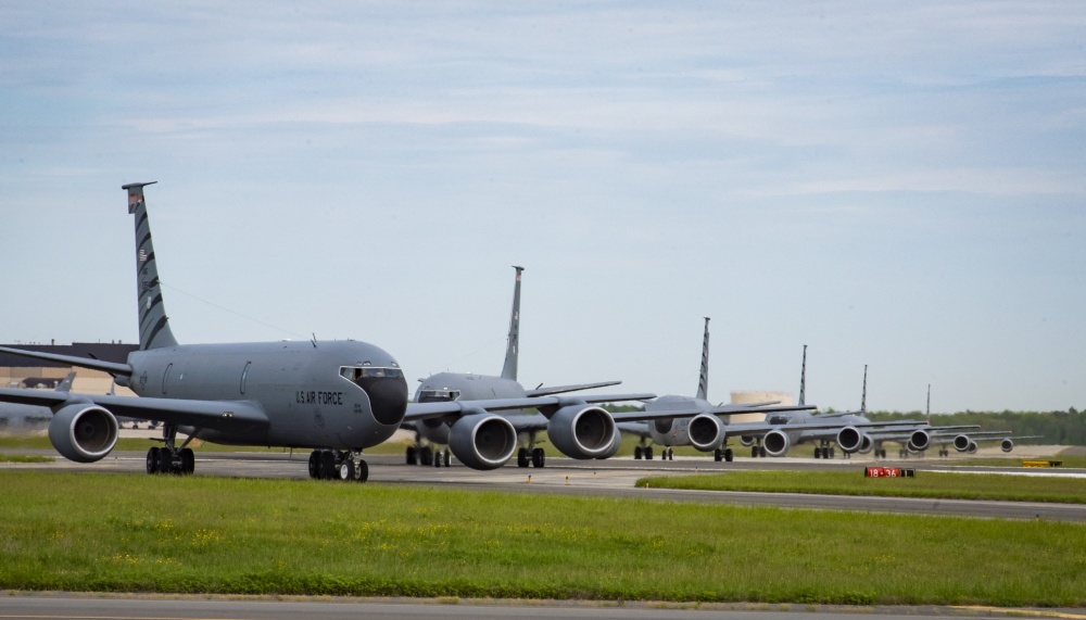 KC-135:不好意思,加油机岗位我要干满100年!