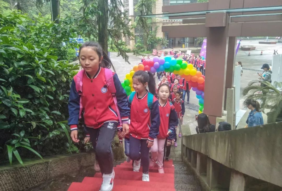 感恩父母快乐成长重庆渝中区邹容小学10岁集体生日会