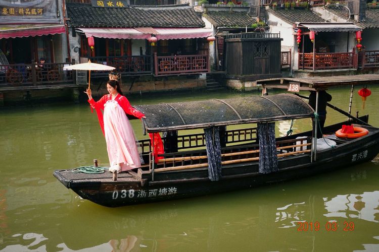 禁不住美女的诱惑在西塘古镇蹭拍得手