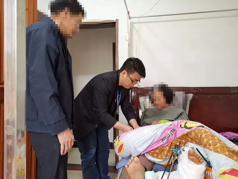 这位在英德茶园路口被撞成重伤的男子,终于拿到了先行赔付款! 日本裸体美女图片大全apk