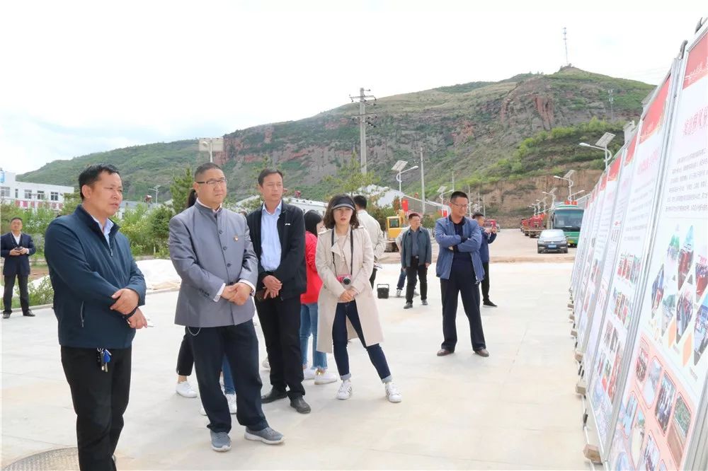 考察团在永宁镇新时代文明实践所观看展板在对志丹县新时代文明实践