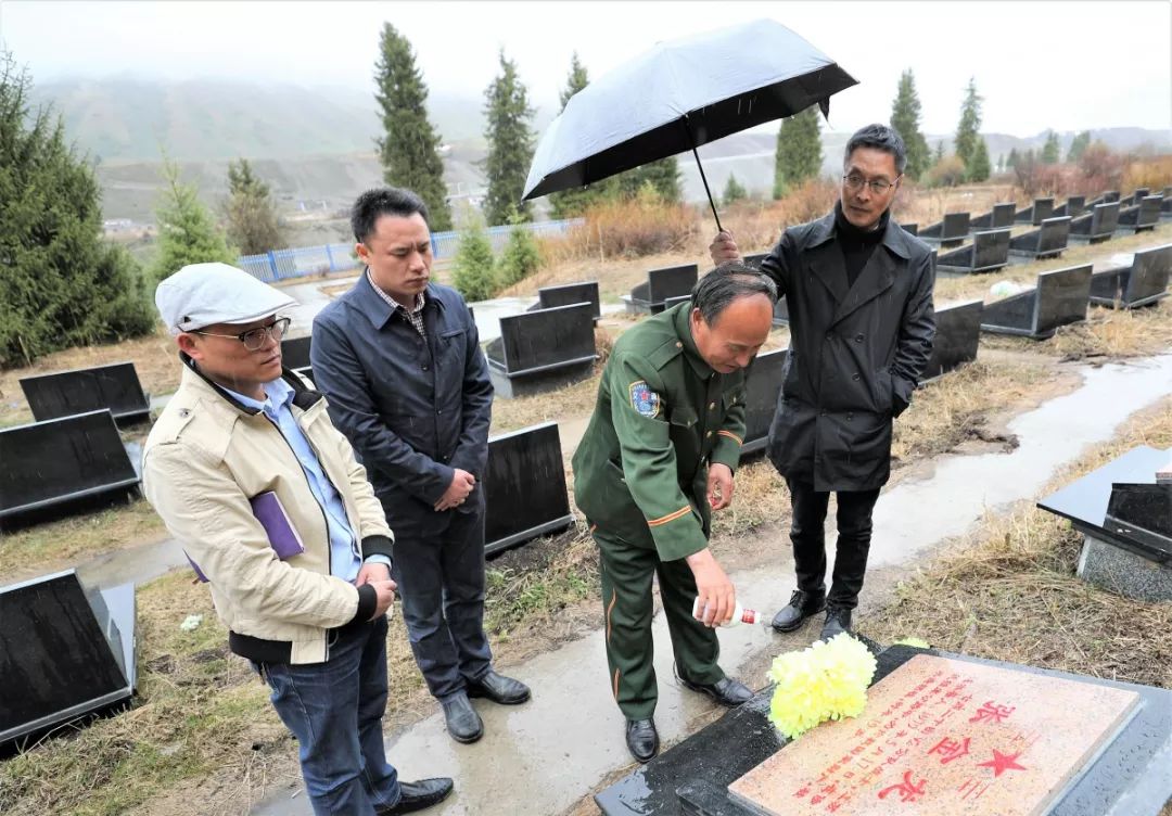 在雨雪飘飞的乔尔玛烈士陵园,洒下烈酒向烈士致敬.