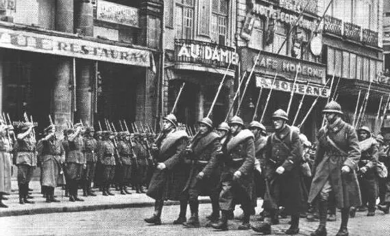 二战时，4万法军向德军缴械，被称为“最有尊严的投降”！