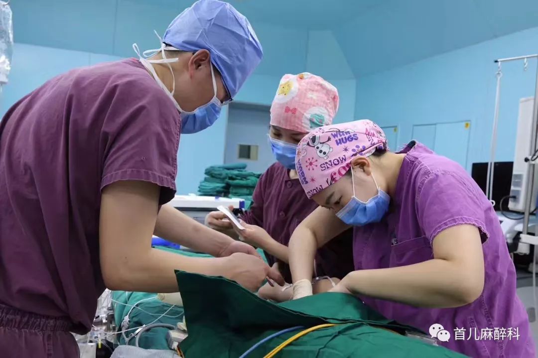 麻醉护士在给手术患儿放置核心体温检测探头
