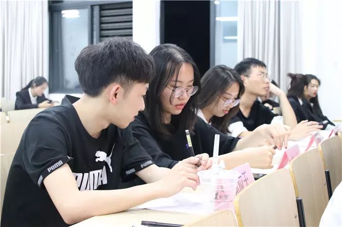 如何成为更好的自己演讲视频 b937eb5397944e2b8ac2c2f6a7edbeee.jpeg