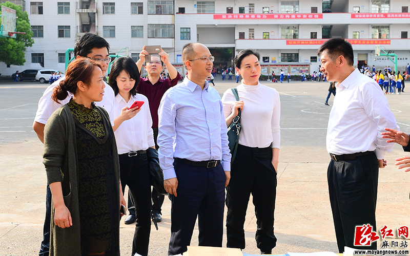 周春晖一行在县民族小学调研