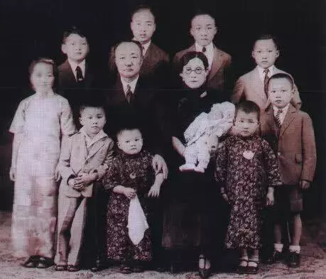 他见好友妻子太漂亮，杀人夺妻，生下10个孩子，死后还享受国葬