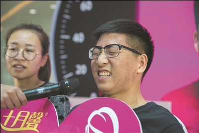 母亲节里 男士感受分娩之痛_张卓豪