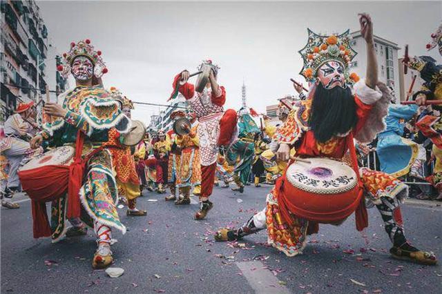 潮汕英歌舞是广东省潮汕地区的传统民俗舞蹈,英歌舞要是借梁山泊