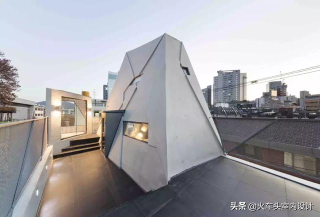 建筑顶部的天台,像一座多边形塔楼▽