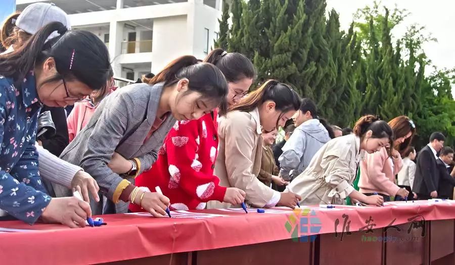 仇桥中学校长徐小明介绍说"今天的承诺签名活动,是对全体老师影响