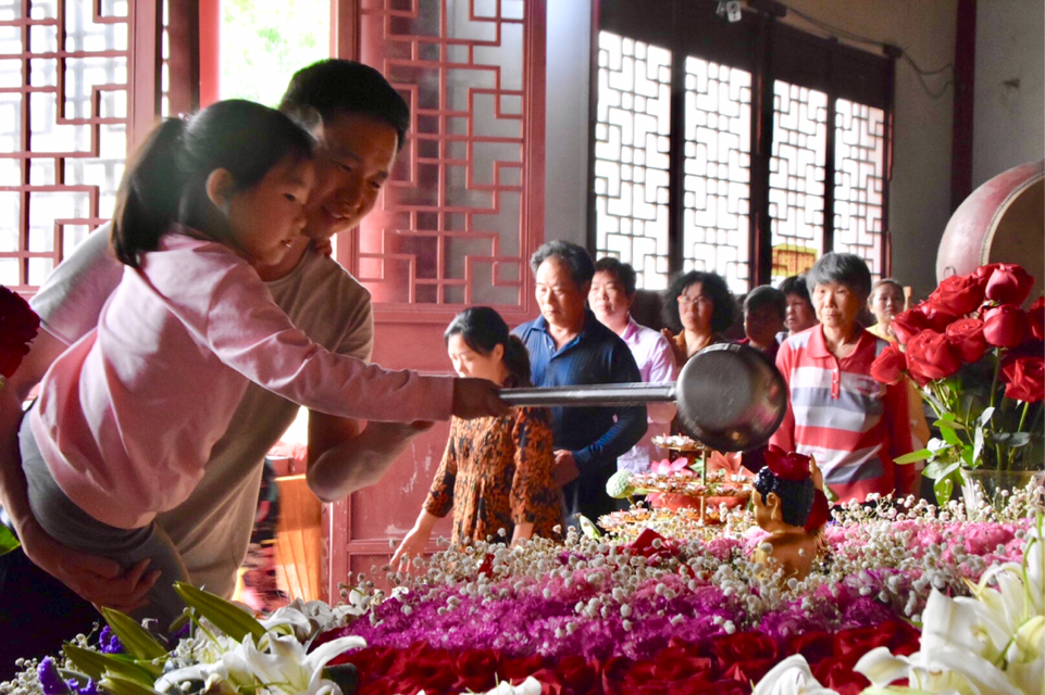 千年古刹雷峰寺，在佛诞日举行浴佛放生活动