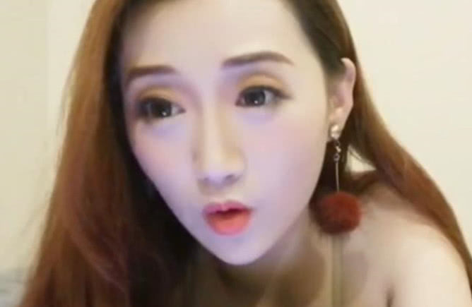 斗鱼美女主播直播修电脑,疑似照片泄露,师傅沉默不语!