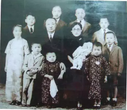 他见好友妻子太漂亮，杀人夺妻，生下10个孩子，死后还享受国葬