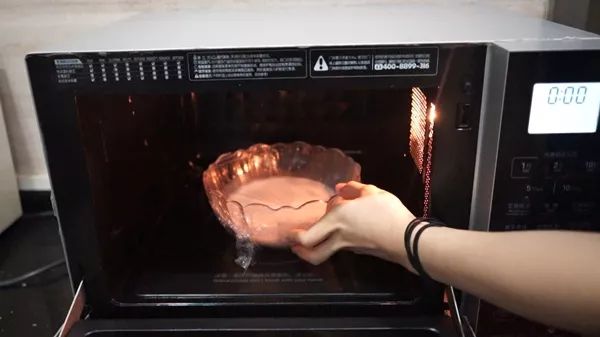 微波炉里面烤糊了怎么办