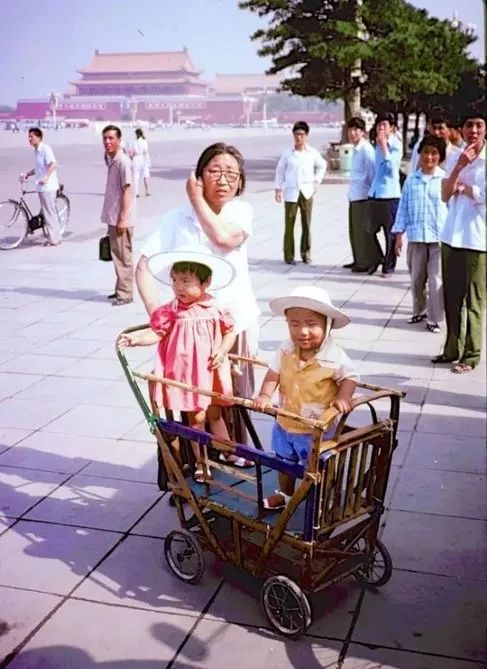 80年代老照片,老人遛鸟,小孩欢笑,有的图以后再也见不