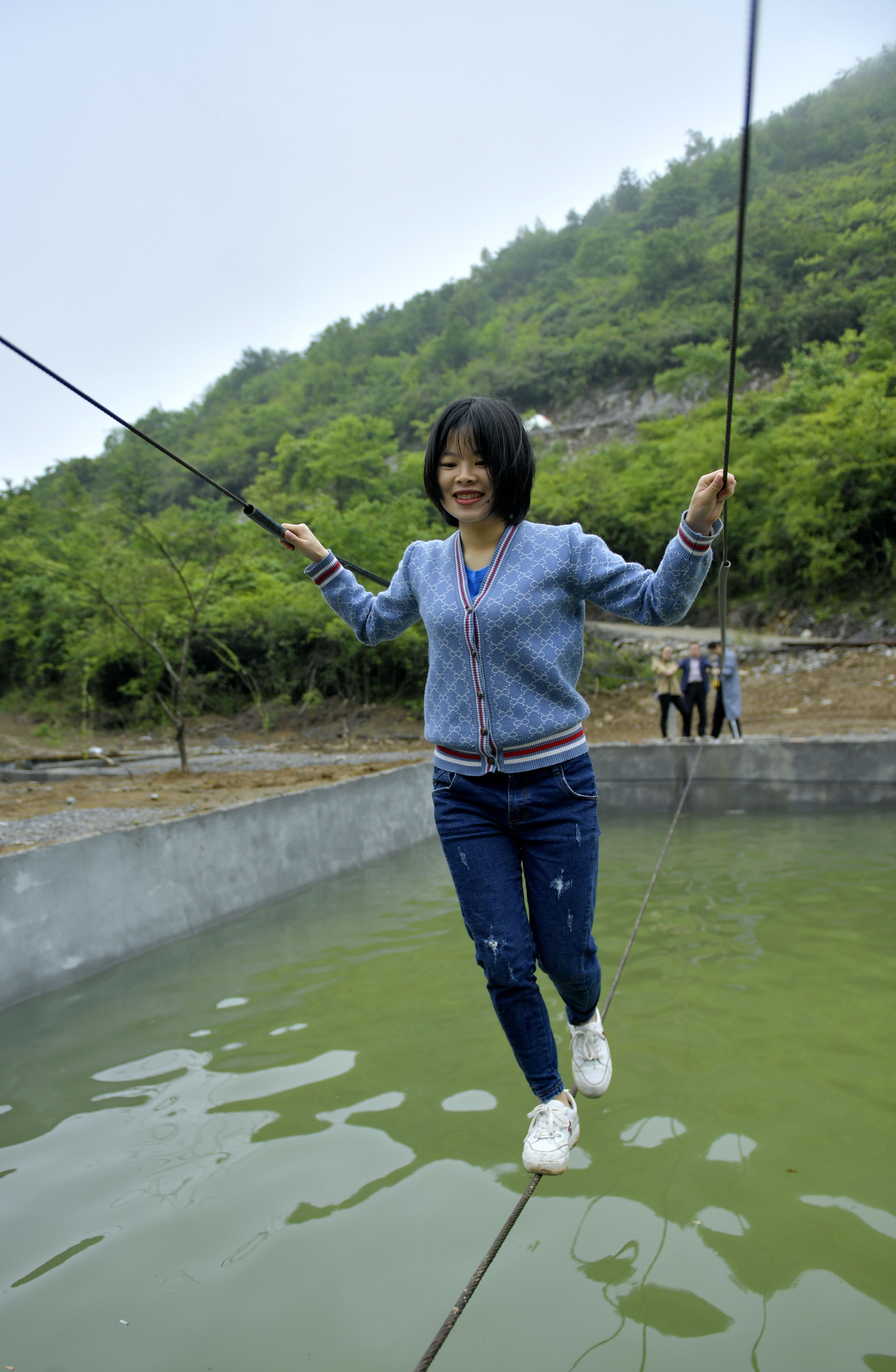 5月13日,游客在湖北省宣恩县二台坪村体验水上乐园项目.