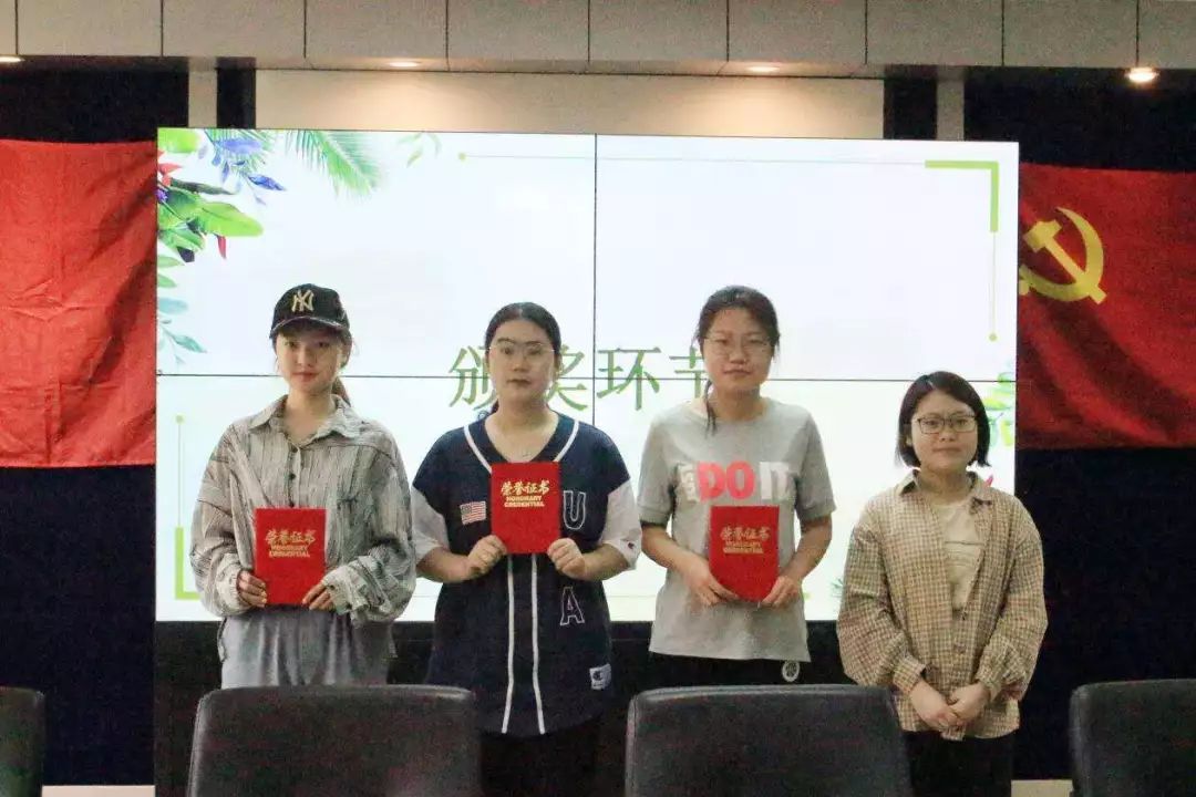 教育·风采‖登临"奖台",他们用海报和照片遇见青春