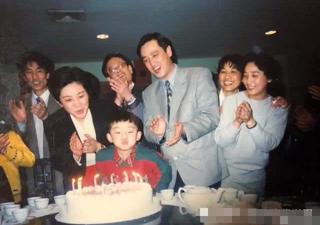 郑凯的家庭怎样?童年照曝光,看到生日蛋糕:家里有矿!