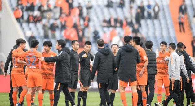 原创             2019赛季中超山东鲁能屡受打压！球迷建议：脱离中超，去其它联赛