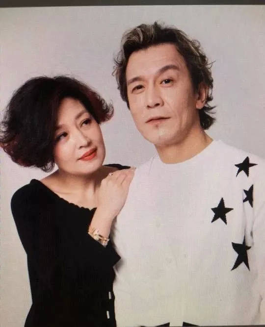 原创李咏去世半年后哈文首度露面,无名指依旧戴着结婚钻戒,感情至深
