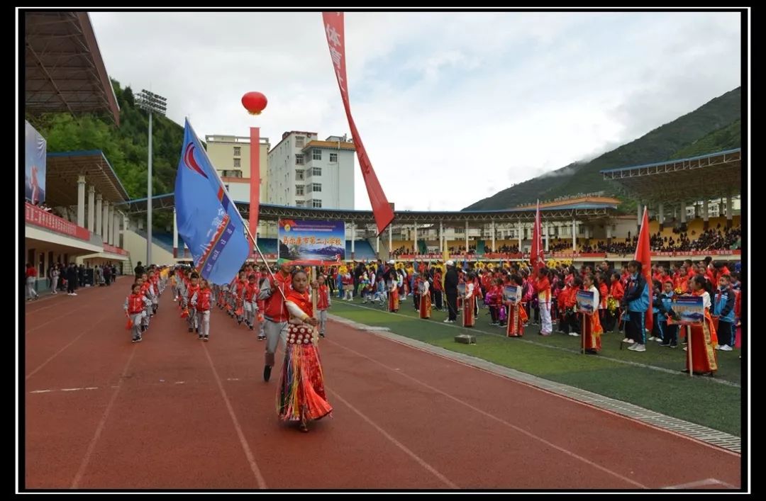 彩旗队马尔康中学国旗护卫队运动员入场上午9:00游行队5月13日上午8点