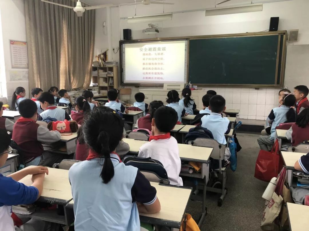 良渚第一小学进行逃生演练之"地震来了!