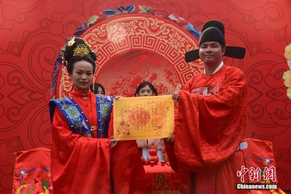 "广西柳州六对新人在明代城门下举办"明制"婚礼 传统习俗"吸睛""