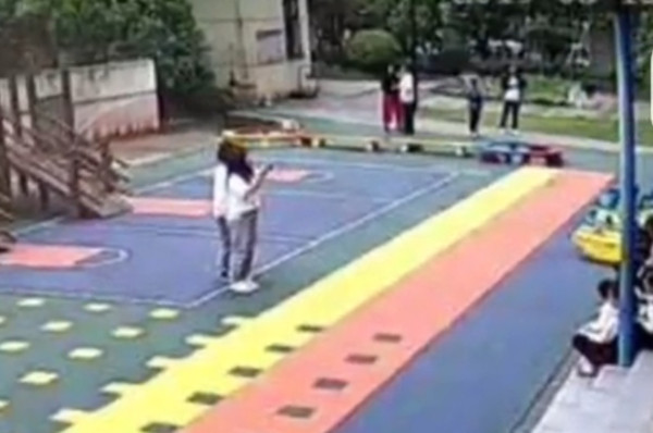 南昌幼儿园教师“强按四肢猛灌”逼喝风油精体
