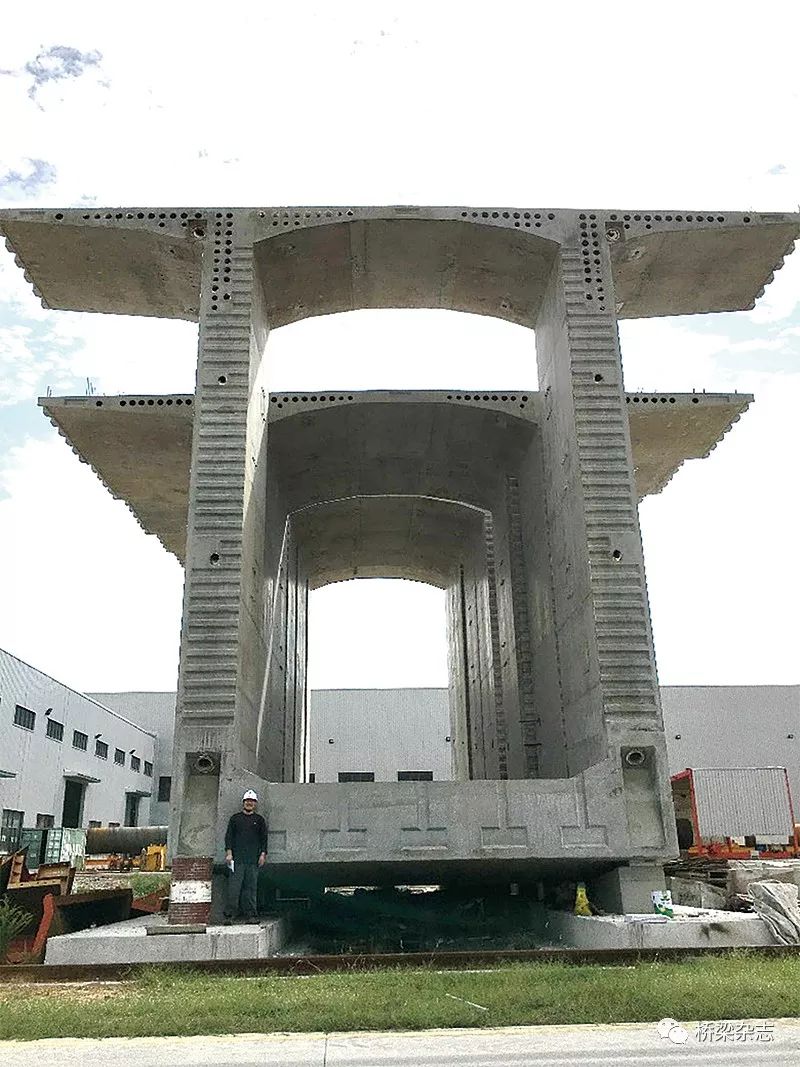 其中主跨260m的通航孔桥是世界上最大跨度的节段预制拼装箱梁,其最大