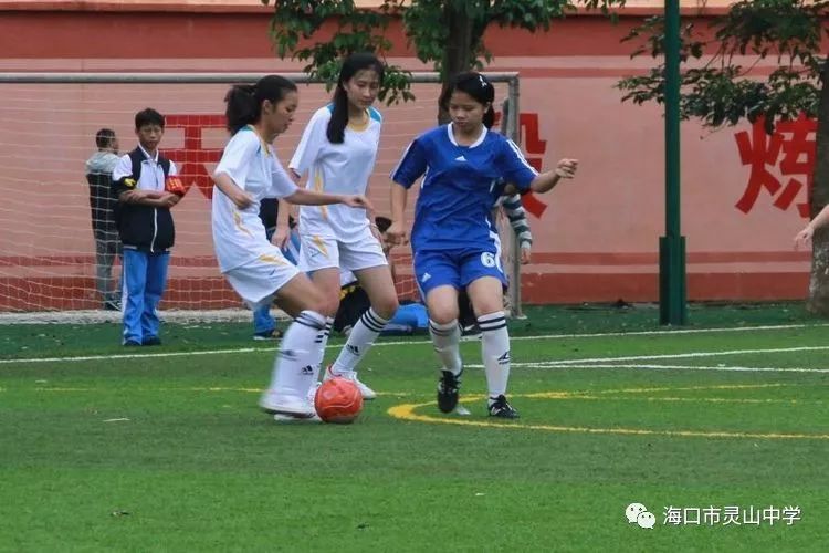 灵山中学分别举行2019年校园足球班际联赛与迎建国70周年书画展