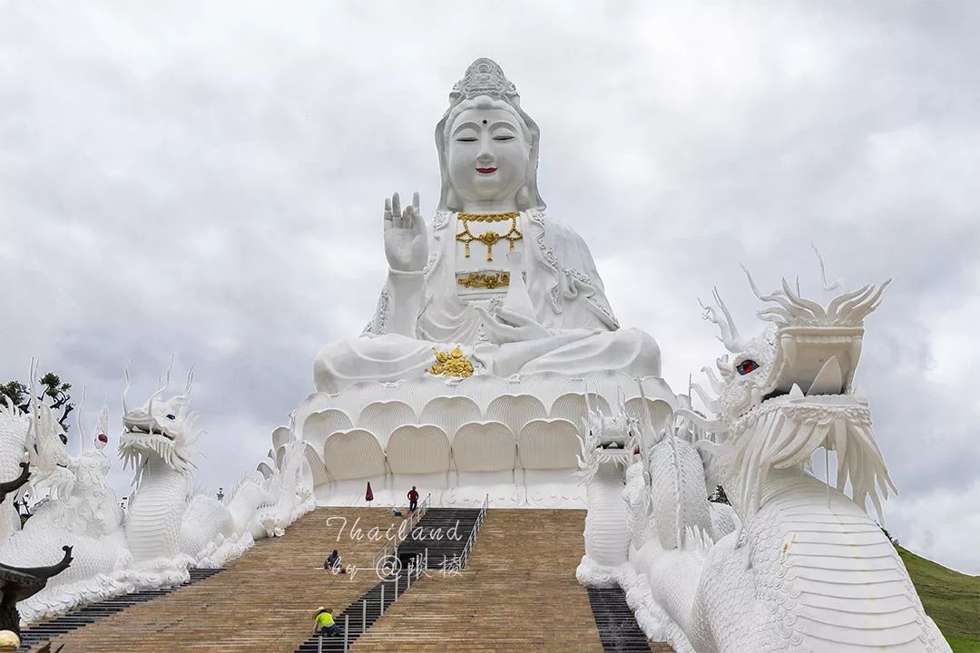 清莱惊现一座全新“白庙”，内有世界最大观音像，足有26层楼高！